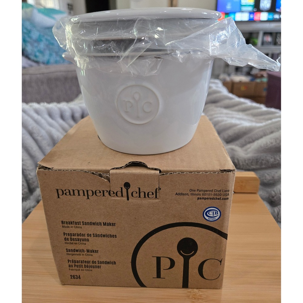 Pampered Chef Breakfast Sandwich Maker 2634 White Ceramic Microwave Cooker NEW